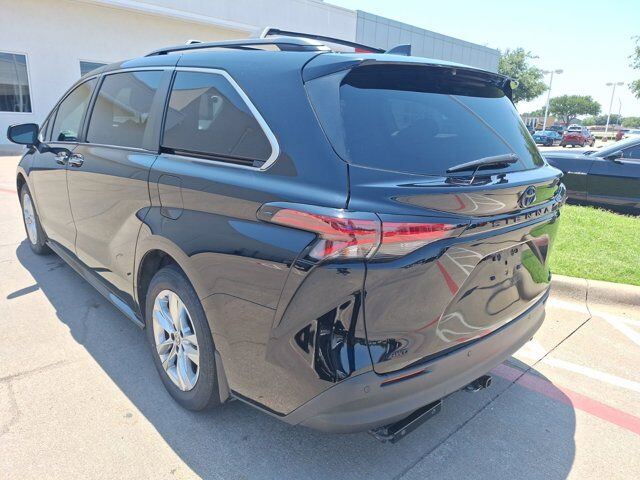 2022 Toyota Sienna XLE Woodland Edition Hurst TX