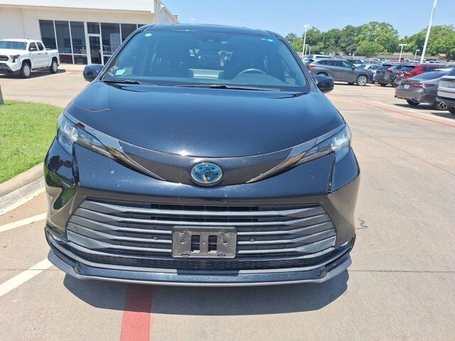 2022 Toyota Sienna XLE Woodland Edition Hurst TX