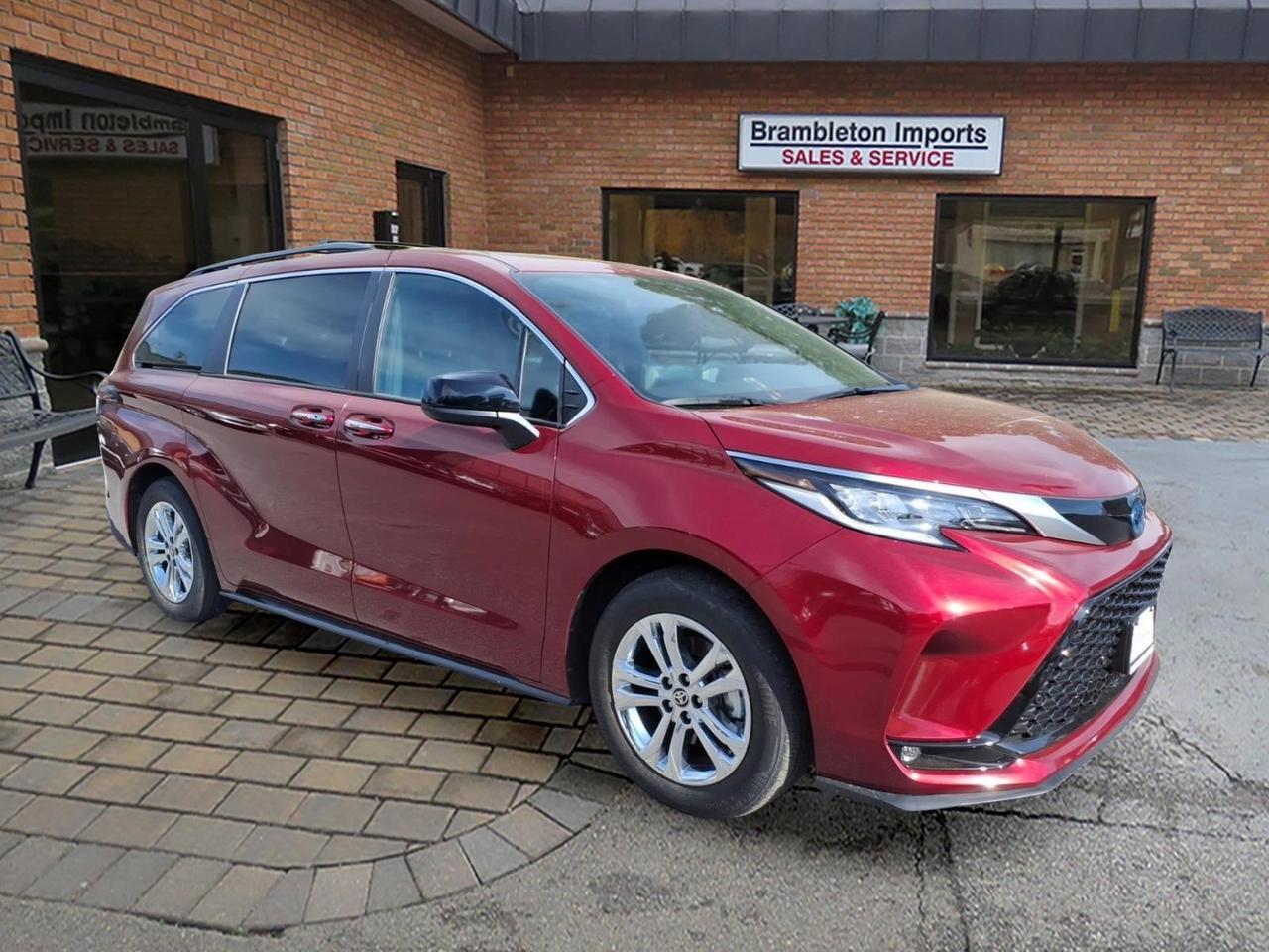 2022 Toyota Sienna XSE 7-Passenger Hybrid AWD's photo