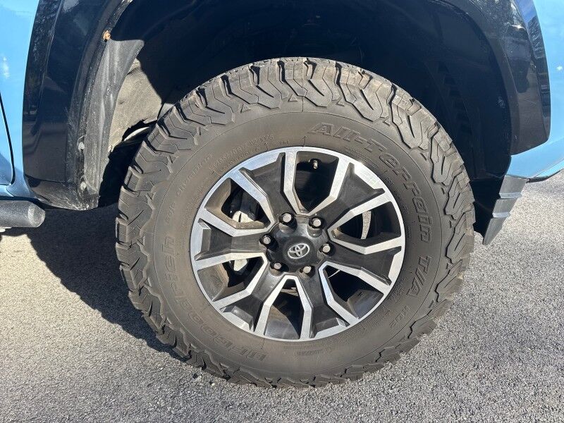 2022 Toyota Tacoma SR5 photo 2