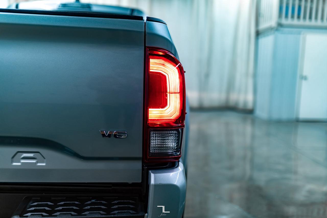 2022 Toyota Tacoma 4x4 Double Cab SR5 BCam Red Deer AB