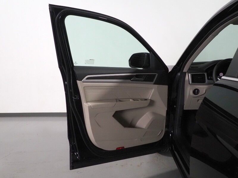 2022 Volkswagen Atlas 3.6L V6 SE w/Technology *PANORAMA MOONROOF, ADAPTIVE CRUISE, SAFETY ALERTS, BACKUP-CAMERA, HEATED SEATS, 2ND ROW CAPTAIN&apos;S, POWER LIFTGATE, 20 INCH WHEELS, WIRELESS CHARGING, ANDROID & APPLE Round Rock TX