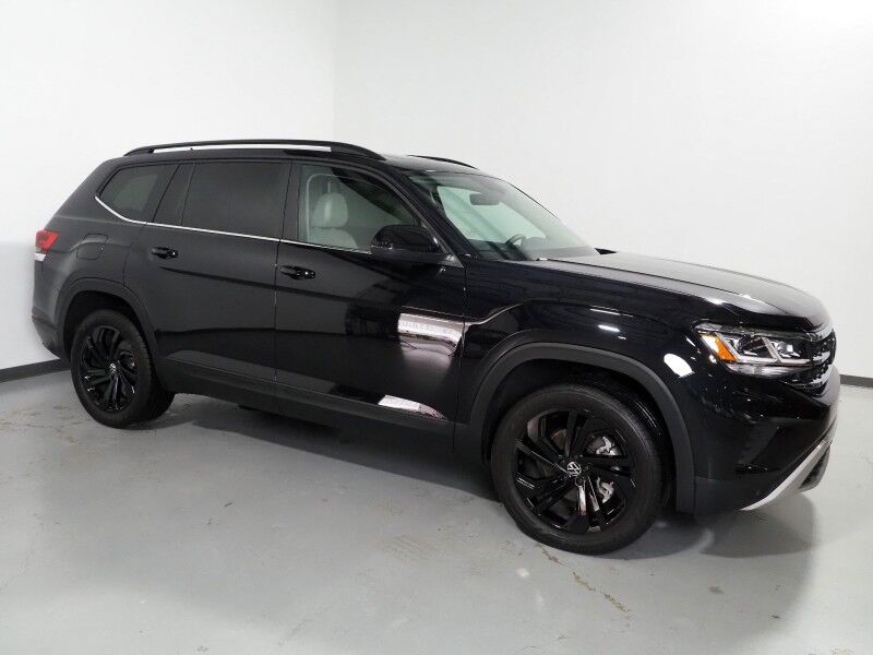 2022 Volkswagen Atlas 3.6L V6 SE w/Technology *PANORAMA MOONROOF, ADAPTIVE CRUISE, SAFETY ALERTS, BACKUP-CAMERA, HEATED SEATS, 2ND ROW CAPTAIN&apos;S, POWER LIFTGATE, 20 INCH WHEELS, WIRELESS CHARGING, ANDROID & APPLE