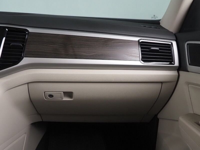 2022 Volkswagen Atlas 3.6L V6 SE w/Technology *PANORAMA MOONROOF, ADAPTIVE CRUISE, SAFETY ALERTS, BACKUP-CAMERA, HEATED SEATS, 2ND ROW CAPTAIN&apos;S, POWER LIFTGATE, 20 INCH WHEELS, WIRELESS CHARGING, ANDROID & APPLE Round Rock TX