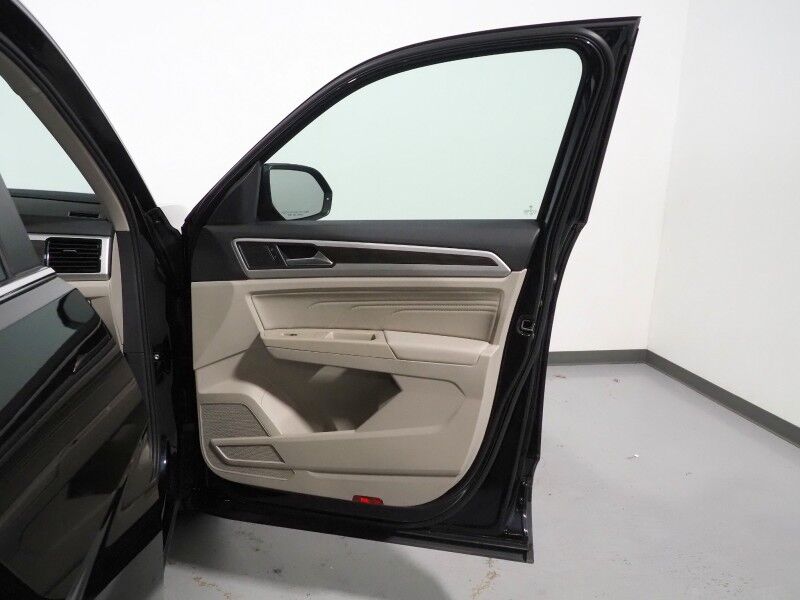 2022 Volkswagen Atlas 3.6L V6 SE w/Technology *PANORAMA MOONROOF, ADAPTIVE CRUISE, SAFETY ALERTS, BACKUP-CAMERA, HEATED SEATS, 2ND ROW CAPTAIN&apos;S, POWER LIFTGATE, 20 INCH WHEELS, WIRELESS CHARGING, ANDROID & APPLE Round Rock TX