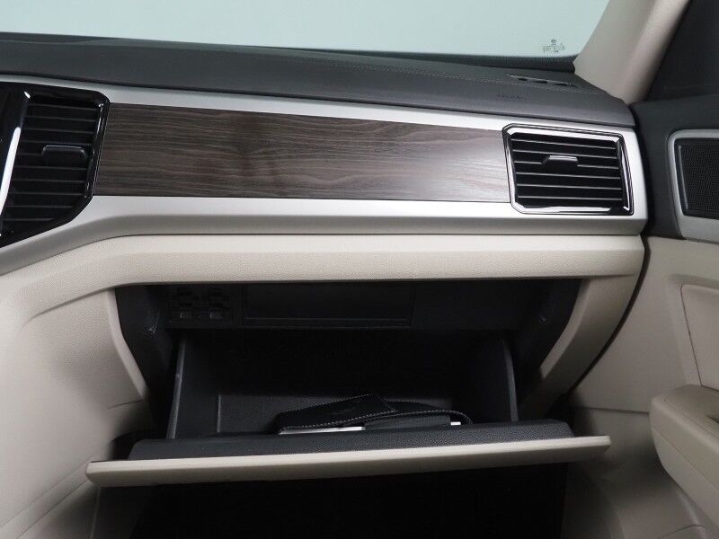 2022 Volkswagen Atlas 3.6L V6 SE w/Technology *PANORAMA MOONROOF, ADAPTIVE CRUISE, SAFETY ALERTS, BACKUP-CAMERA, HEATED SEATS, 2ND ROW CAPTAIN&apos;S, POWER LIFTGATE, 20 INCH WHEELS, WIRELESS CHARGING, ANDROID & APPLE Round Rock TX