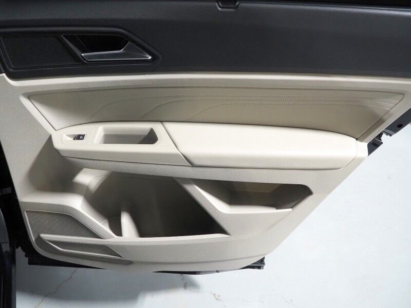 2022 Volkswagen Atlas 3.6L V6 SE w/Technology *PANORAMA MOONROOF, ADAPTIVE CRUISE, SAFETY ALERTS, BACKUP-CAMERA, HEATED SEATS, 2ND ROW CAPTAIN&apos;S, POWER LIFTGATE, 20 INCH WHEELS, WIRELESS CHARGING, ANDROID & APPLE Round Rock TX