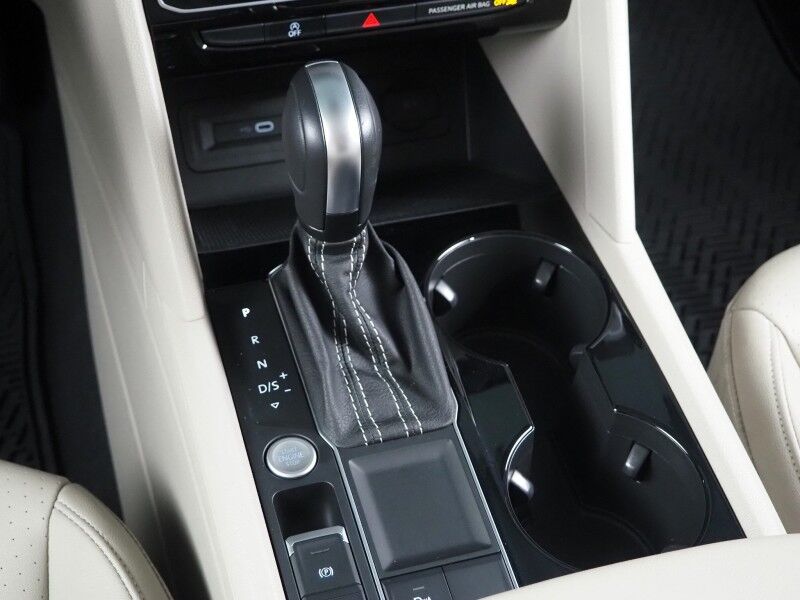 2022 Volkswagen Atlas 3.6L V6 SE w/Technology *PANORAMA MOONROOF, ADAPTIVE CRUISE, SAFETY ALERTS, BACKUP-CAMERA, HEATED SEATS, 2ND ROW CAPTAIN&apos;S, POWER LIFTGATE, 20 INCH WHEELS, WIRELESS CHARGING, ANDROID & APPLE Round Rock TX