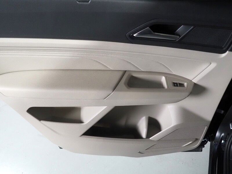 2022 Volkswagen Atlas 3.6L V6 SE w/Technology *PANORAMA MOONROOF, ADAPTIVE CRUISE, SAFETY ALERTS, BACKUP-CAMERA, HEATED SEATS, 2ND ROW CAPTAIN&apos;S, POWER LIFTGATE, 20 INCH WHEELS, WIRELESS CHARGING, ANDROID & APPLE Round Rock TX