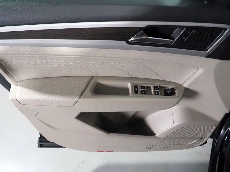 2022 Volkswagen Atlas 3.6L V6 SE w/Technology *PANORAMA MOONROOF, ADAPTIVE CRUISE, SAFETY ALERTS, BACKUP-CAMERA, HEATED SEATS, 2ND ROW CAPTAIN&apos;S, POWER LIFTGATE, 20 INCH WHEELS, WIRELESS CHARGING, ANDROID & APPLE Round Rock TX