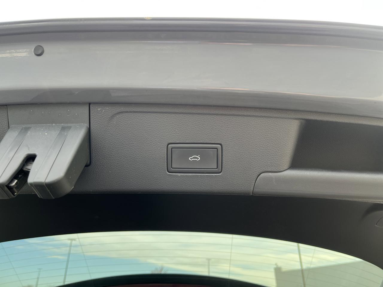 2022 Volkswagen Atlas Cross Sport 3.6L V6 SEL R-Line 4MOTION w/Sunroof Nav Saukville WI