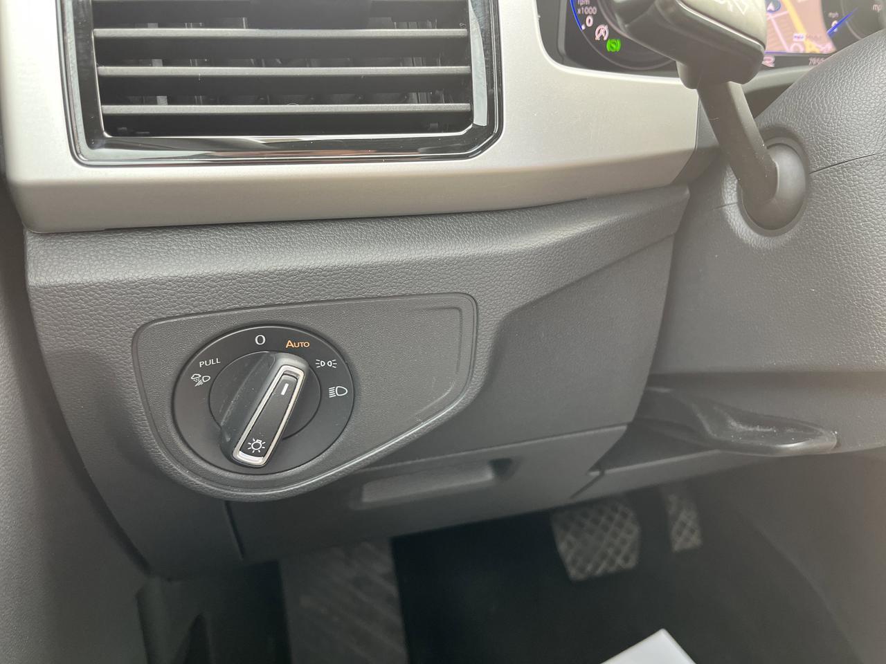 2022 Volkswagen Atlas Cross Sport 3.6L V6 SEL R-Line 4MOTION w/Sunroof Nav Saukville WI