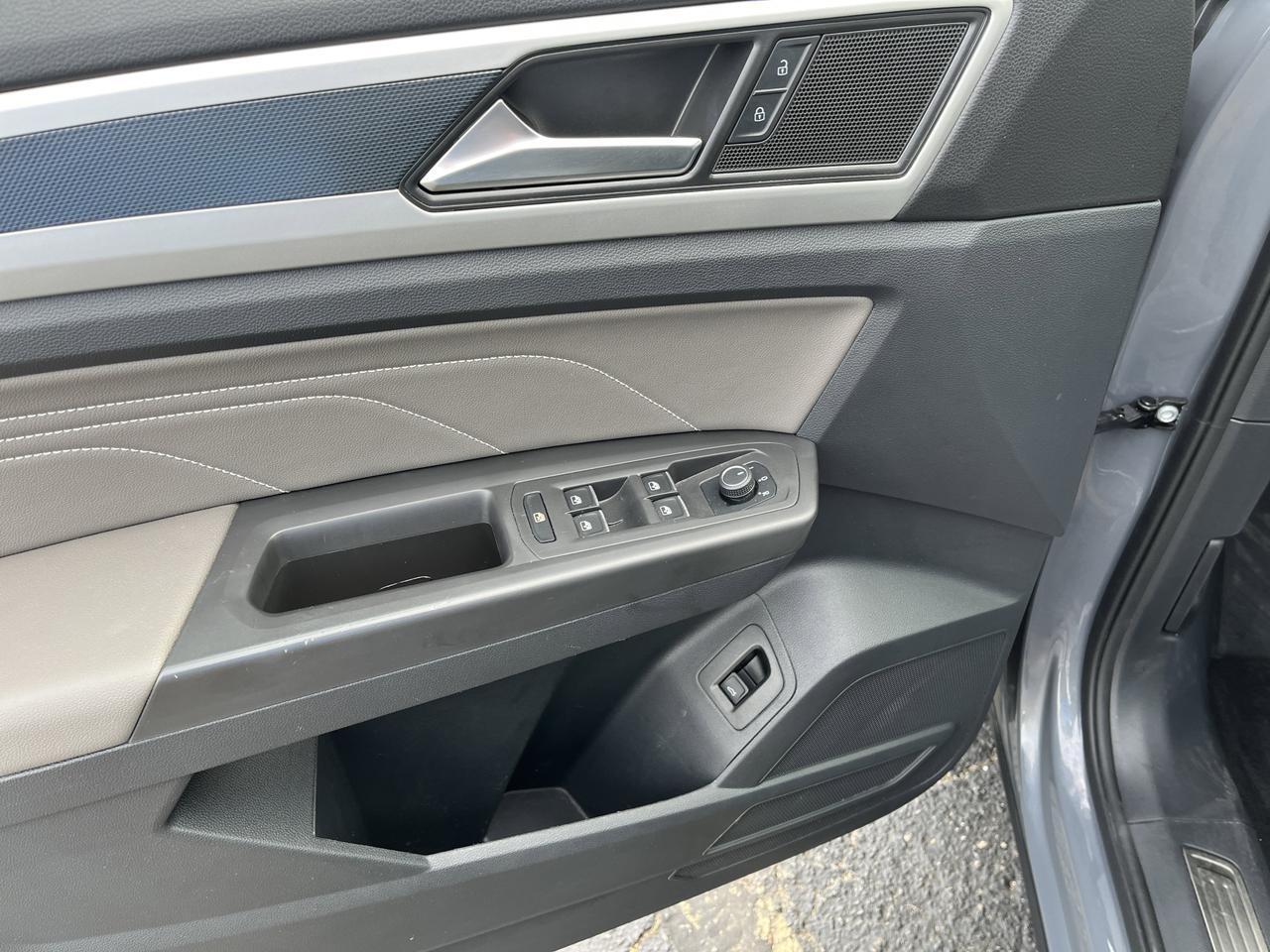 2022 Volkswagen Atlas Cross Sport 3.6L V6 SEL R-Line 4MOTION w/Sunroof Nav Saukville WI