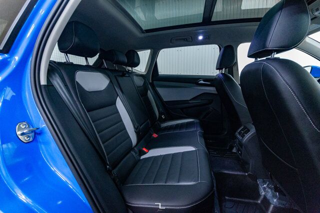 2022 Volkswagen Taos 4Motion Highline Leather Roof Nav Red Deer AB