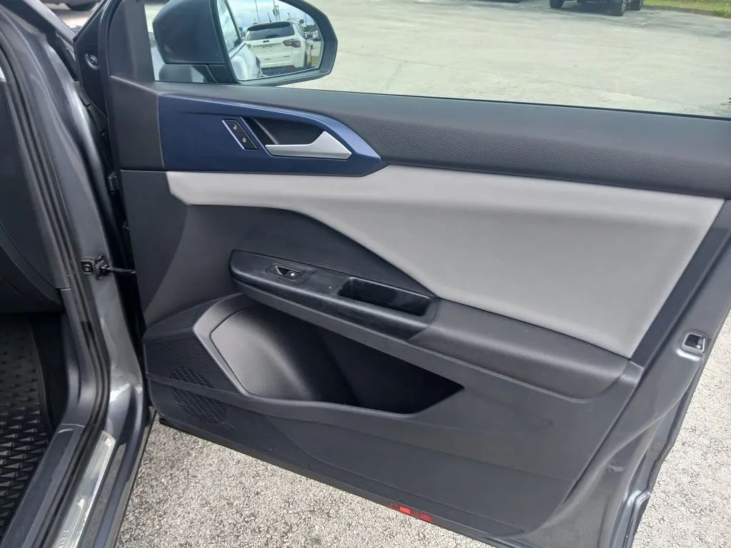 2022 Volkswagen Taos SE photo 13