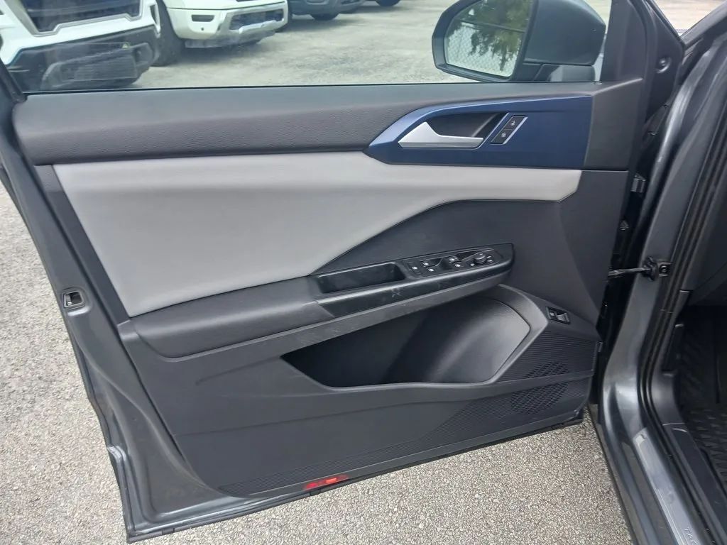2022 Volkswagen Taos SE photo 8