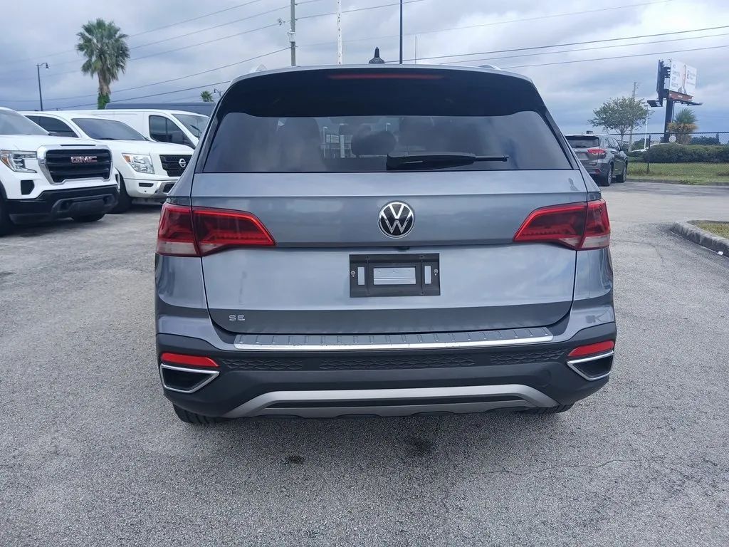 2022 Volkswagen Taos SE photo 3