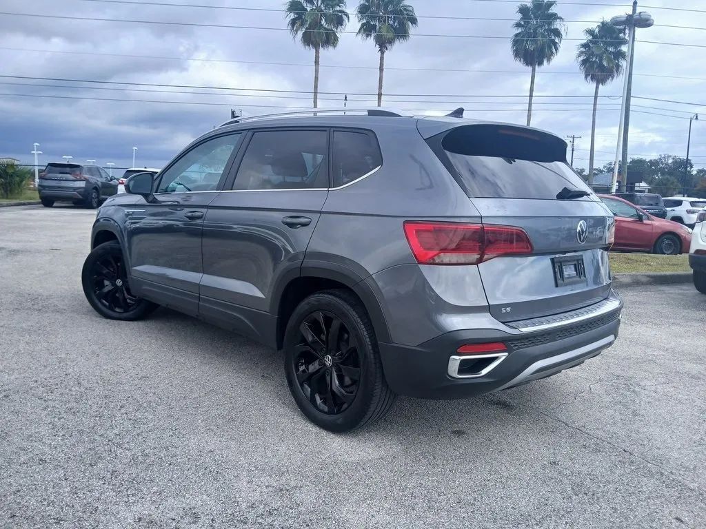 2022 Volkswagen Taos SE photo 2