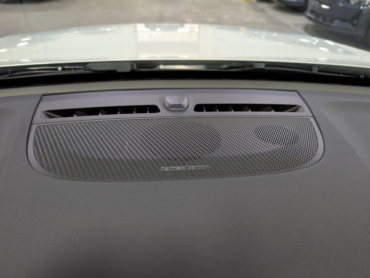 2022 Volvo C40 Recharge Dual Motor AWD ULTIMATE | 402hp, HK Premium Audio, Pilot Assist, 360° Cam, 4 Heated Seats & Wheel Portland OR