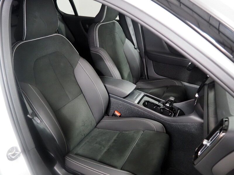 2022 Volvo C40 Recharge Twin Ultimate AWD *NAVIGATION, ADAPTIVE CRUISE, SAFETY ALERTS, 360 CAMERAS, PANORAMA GLASS ROOF, HEATED SEATS/STEERING, HARMAN KARDON, POWER LIFTGATE, 20 INCH ALLOYS, WIRELESS CHARGING