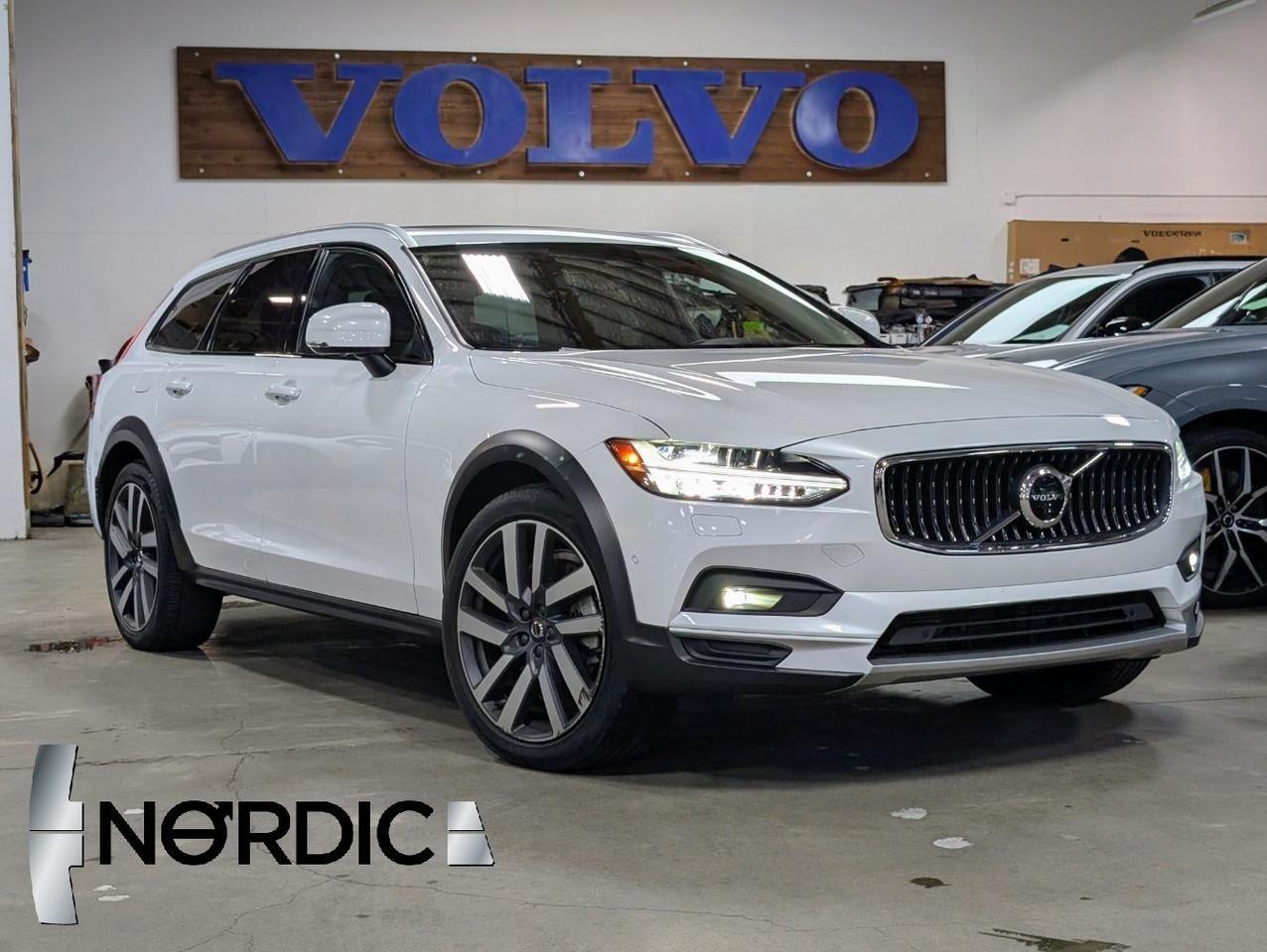 2022 Volvo V90 Cross Country B6 AWD Hybrid w/Harman Kardon, Pilot Assist, 360 Cam, 4 Heated Seats & Wheel