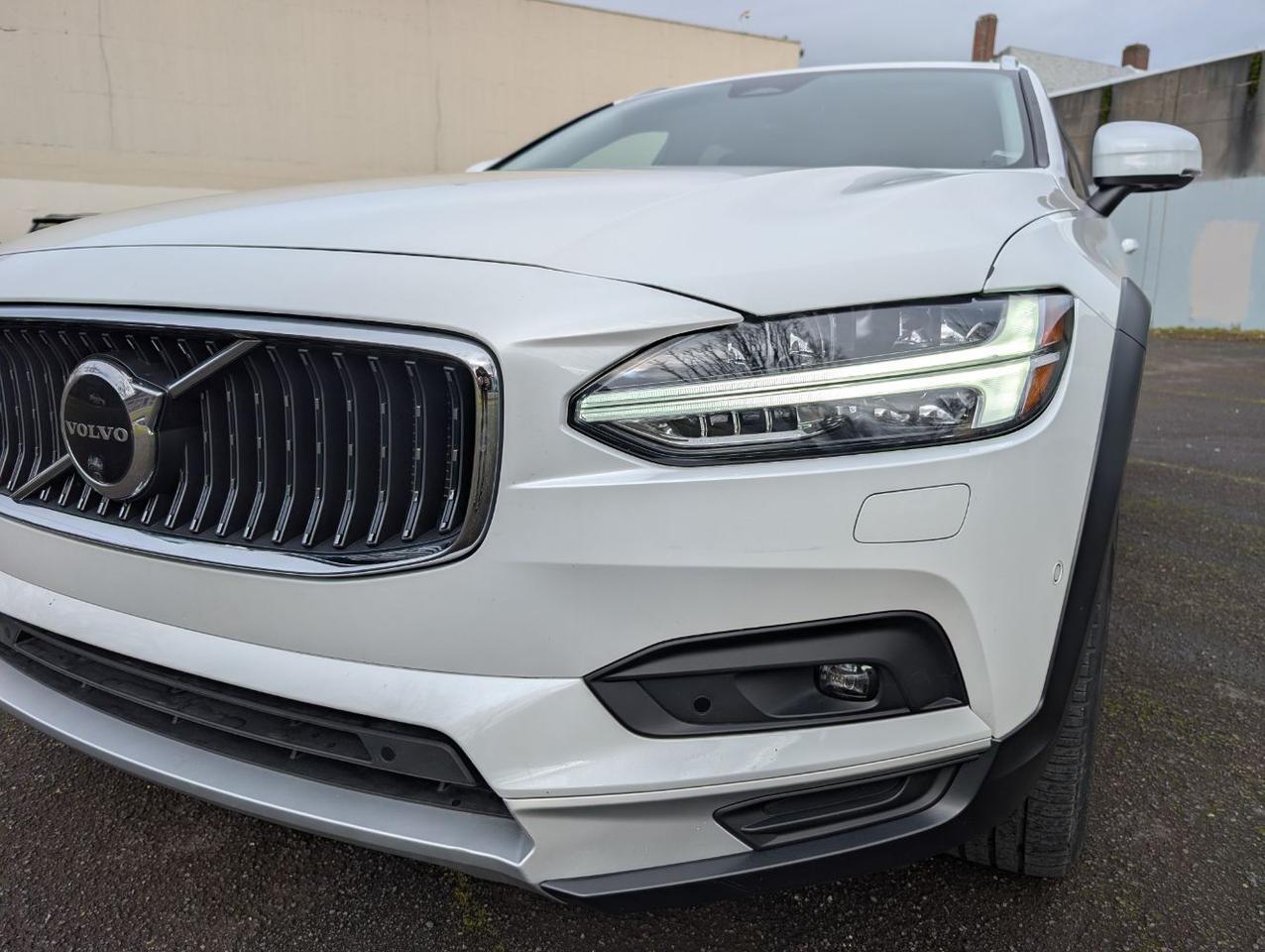 2022 Volvo V90 Cross Country B6 AWD Hybrid w/Harman Kardon, Pilot Assist, 360 Cam, 4 Heated Seats & Wheel Portland OR
