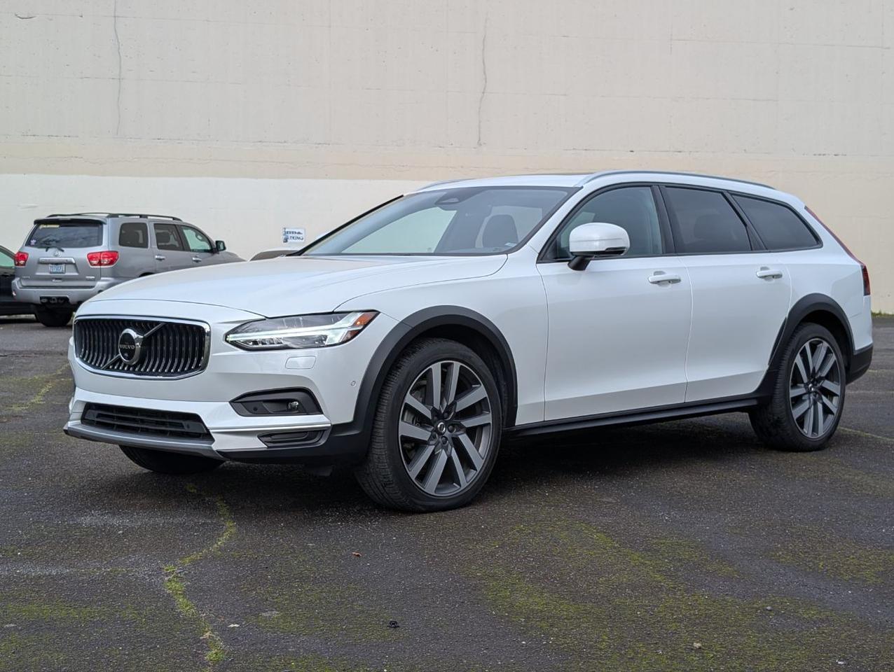 2022 Volvo V90 Cross Country B6 AWD Hybrid w/Harman Kardon, Pilot Assist, 360 Cam, 4 Heated Seats & Wheel Portland OR