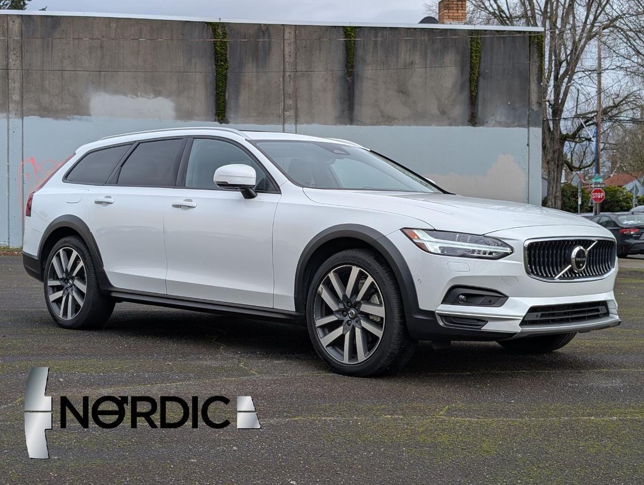 2022 Volvo V90 Cross Country B6 AWD Hybrid w/Harman Kardon, Pilot Assist, 360 Cam, 4 Heated Seats & Wheel