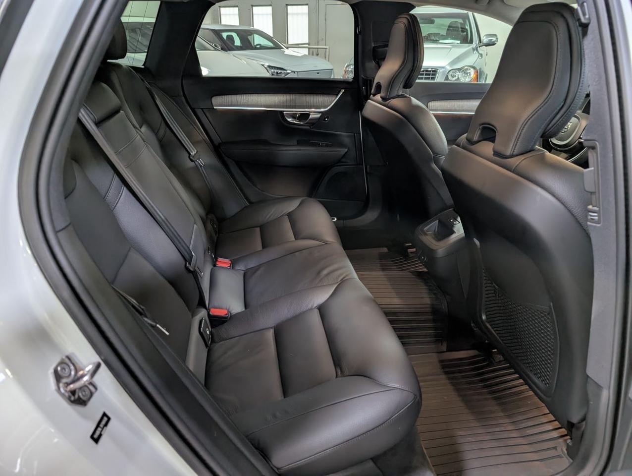 2022 Volvo V90 Cross Country B6 Hybrid AWD | 295hp, HK Premium Audio, Pilot Assist, 360° Cam, 4 Heated Seats & Htd Wheel Portland OR