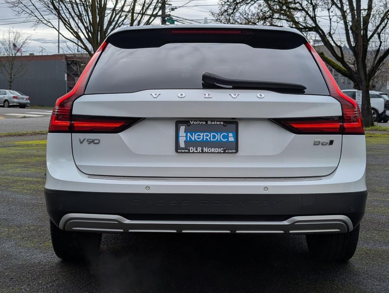 2022 Volvo V90 Cross Country B6 Hybrid AWD | 295hp, HK Premium Audio, Pilot Assist, 360° Cam, 4 Heated Seats & Htd Wheel Portland OR