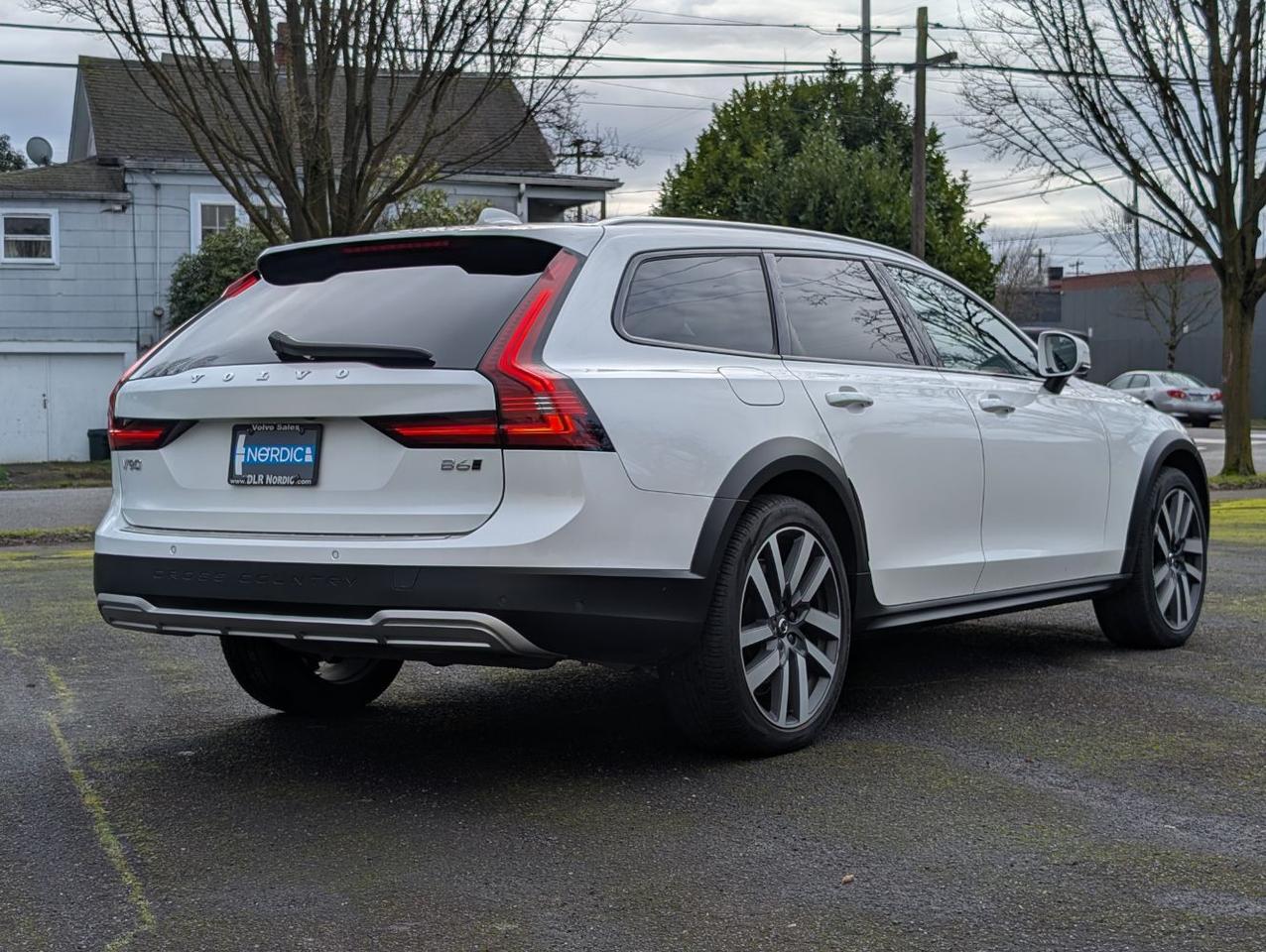 2022 Volvo V90 Cross Country B6 Hybrid AWD | 295hp, HK Premium Audio, Pilot Assist, 360° Cam, 4 Heated Seats & Htd Wheel Portland OR