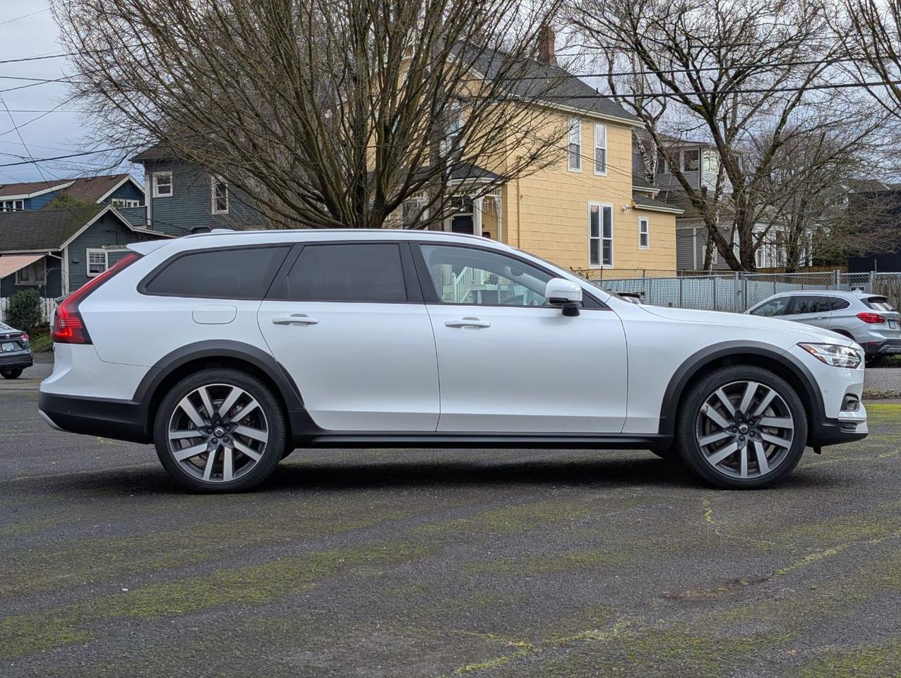 2022 Volvo V90 Cross Country B6 Hybrid AWD | 295hp, HK Premium Audio, Pilot Assist, 360° Cam, 4 Heated Seats & Htd Wheel Portland OR