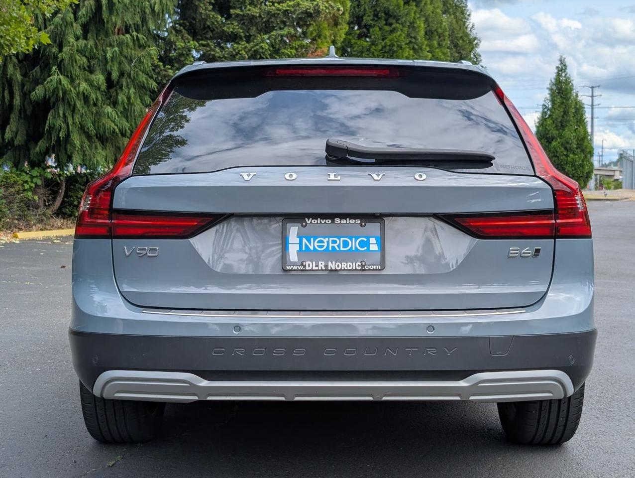 2022 Volvo V90 Cross Country B6 Hybrid AWD | 295hp, High Performance Audio, Pilot Assist * Portland OR