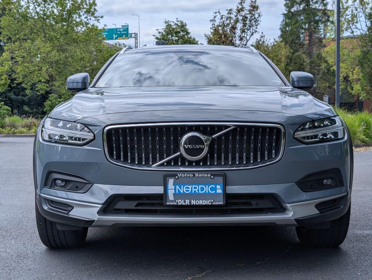 2022 Volvo V90 Cross Country B6 Hybrid AWD | 295hp, High Performance Audio, Pilot Assist * Portland OR