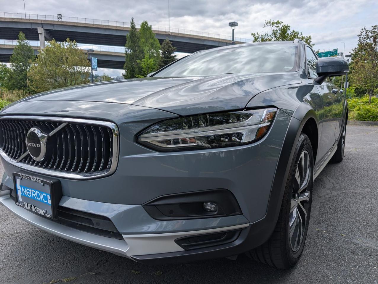 2022 Volvo V90 Cross Country B6 Hybrid AWD | 295hp, High Performance Audio, Pilot Assist * Portland OR