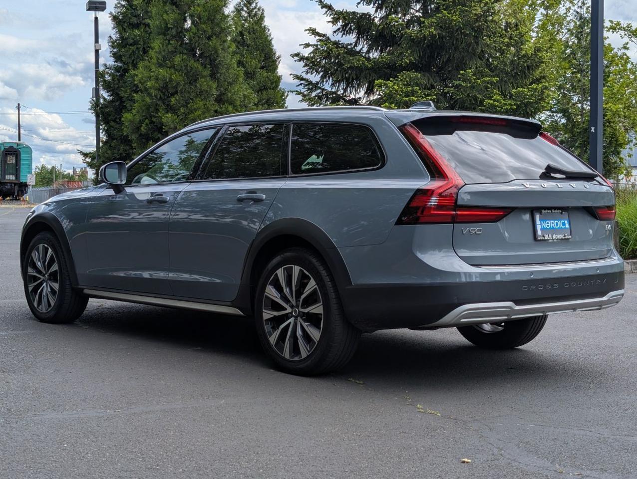 2022 Volvo V90 Cross Country B6 Hybrid AWD | 295hp, High Performance Audio, Pilot Assist * Portland OR