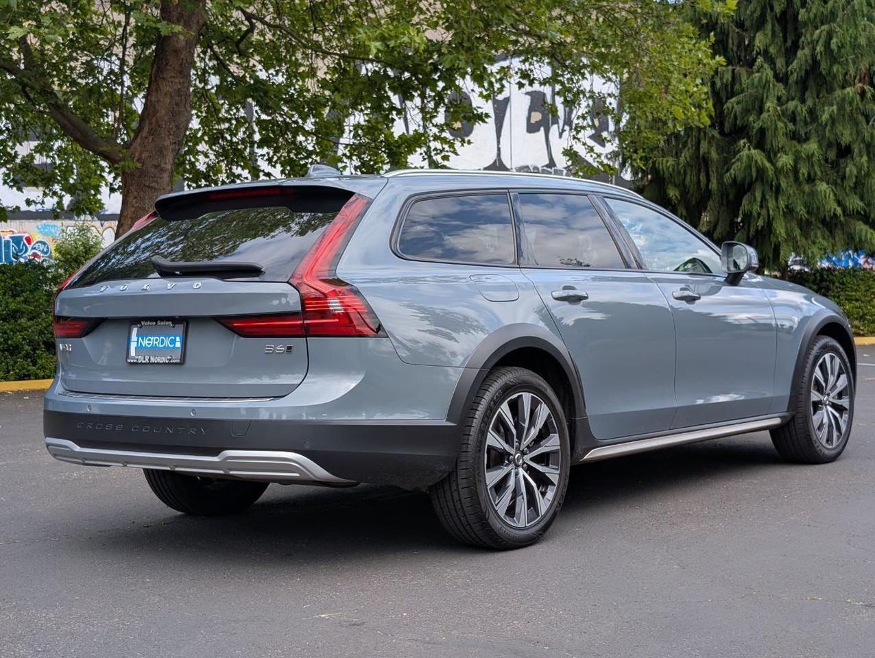 2022 Volvo V90 Cross Country B6 Hybrid AWD | 295hp, High Performance Audio, Pilot Assist * Portland OR