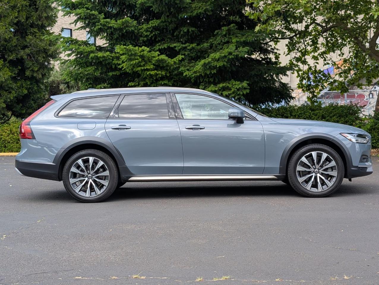 2022 Volvo V90 Cross Country B6 Hybrid AWD | 295hp, High Performance Audio, Pilot Assist * Portland OR
