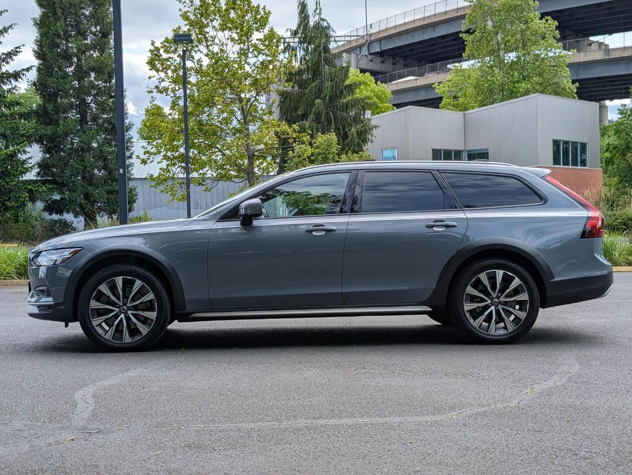 2022 Volvo V90 Cross Country B6 Hybrid AWD | 295hp, High Performance Audio, Pilot Assist * Portland OR