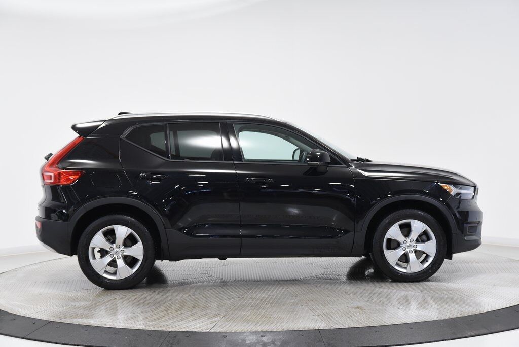 2022 Volvo XC40 Momentum Akron OH