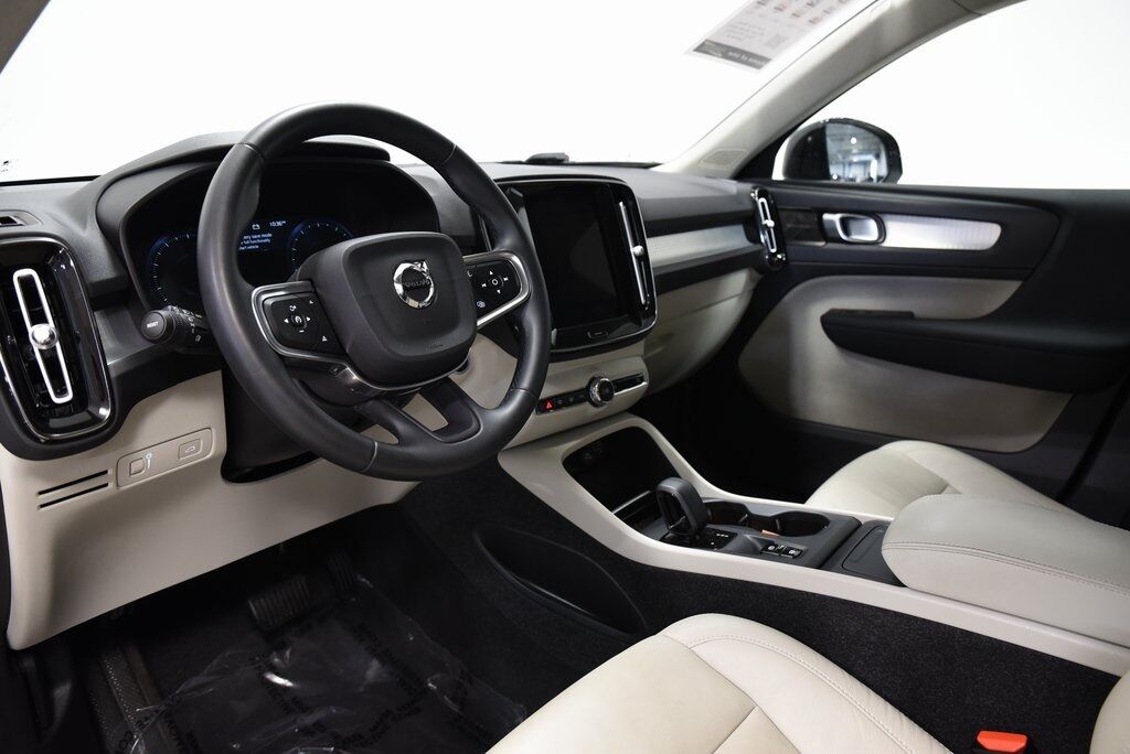 2022 Volvo XC40 Momentum Akron OH