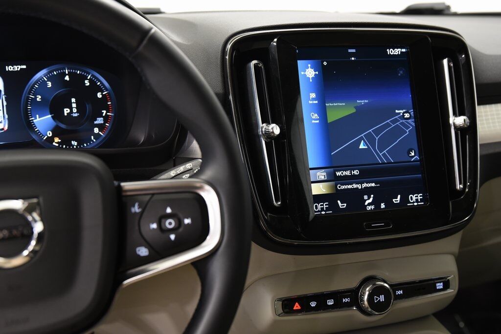 2022 Volvo XC40 Momentum Akron OH