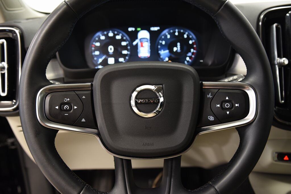 2022 Volvo XC40 Momentum Akron OH
