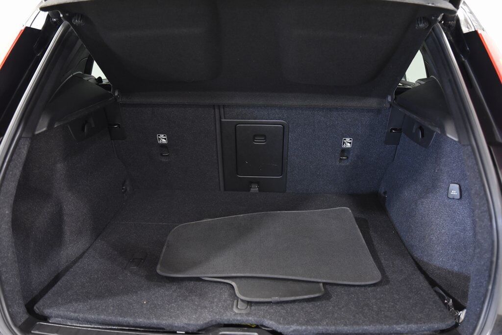 2022 Volvo XC40 Momentum Akron OH