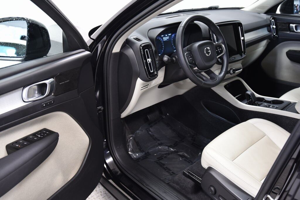 2022 Volvo XC40 Momentum Akron OH