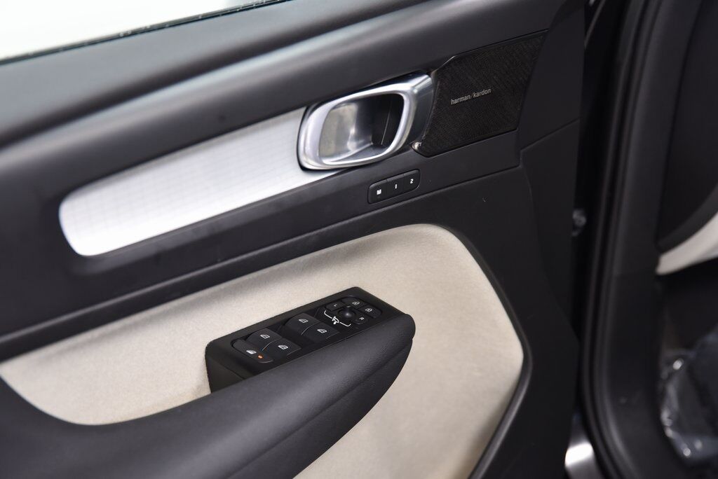 2022 Volvo XC40 Momentum Akron OH