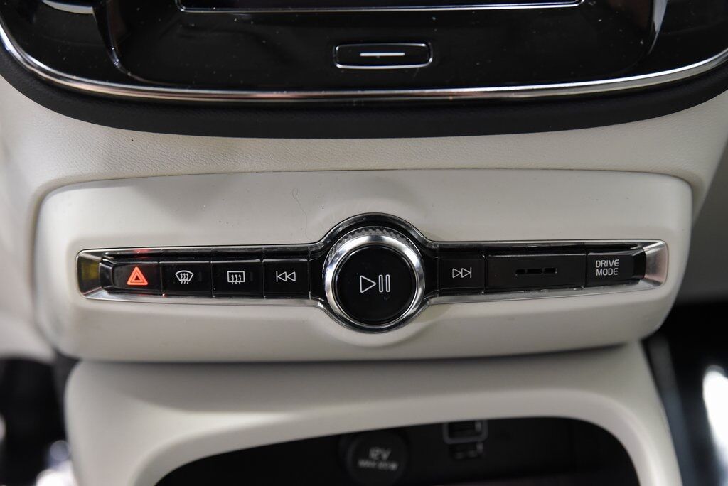 2022 Volvo XC40 Momentum Akron OH