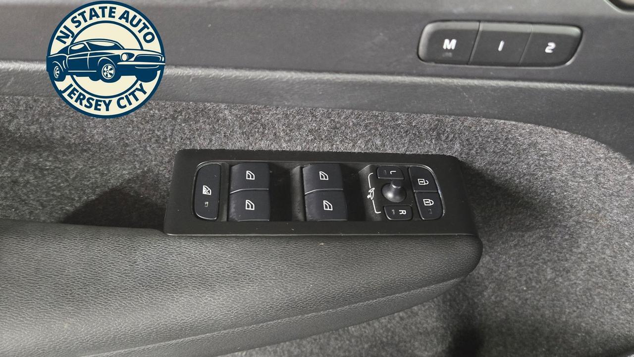 2022 Volvo XC40 Momentum Jersey City NJ