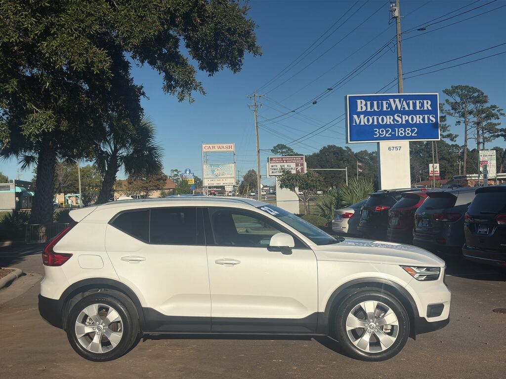 2022 Volvo XC40 Momentum