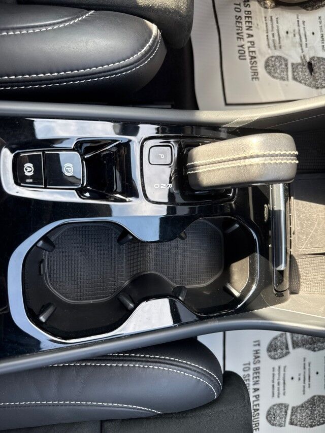 2022 Volvo XC40 R-Design Springfield IL